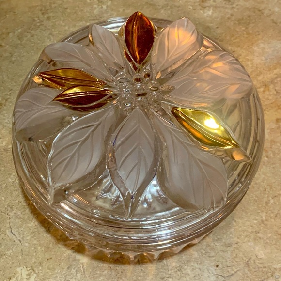 STUDIONOVA GOLDEN POINSETTIA ROUND TRINKET OR JEWELRY BOX WY228/505 - Picture 1 of 11